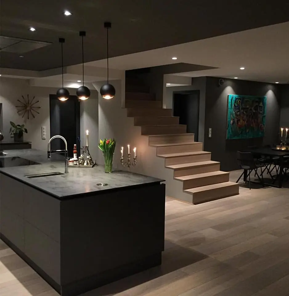 Et kjøkken i mørke nyanser