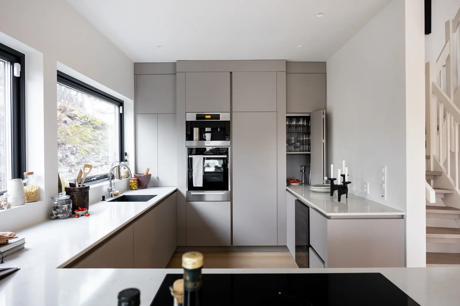 Greige kjøkken med ren minimalisme - Bilde 3