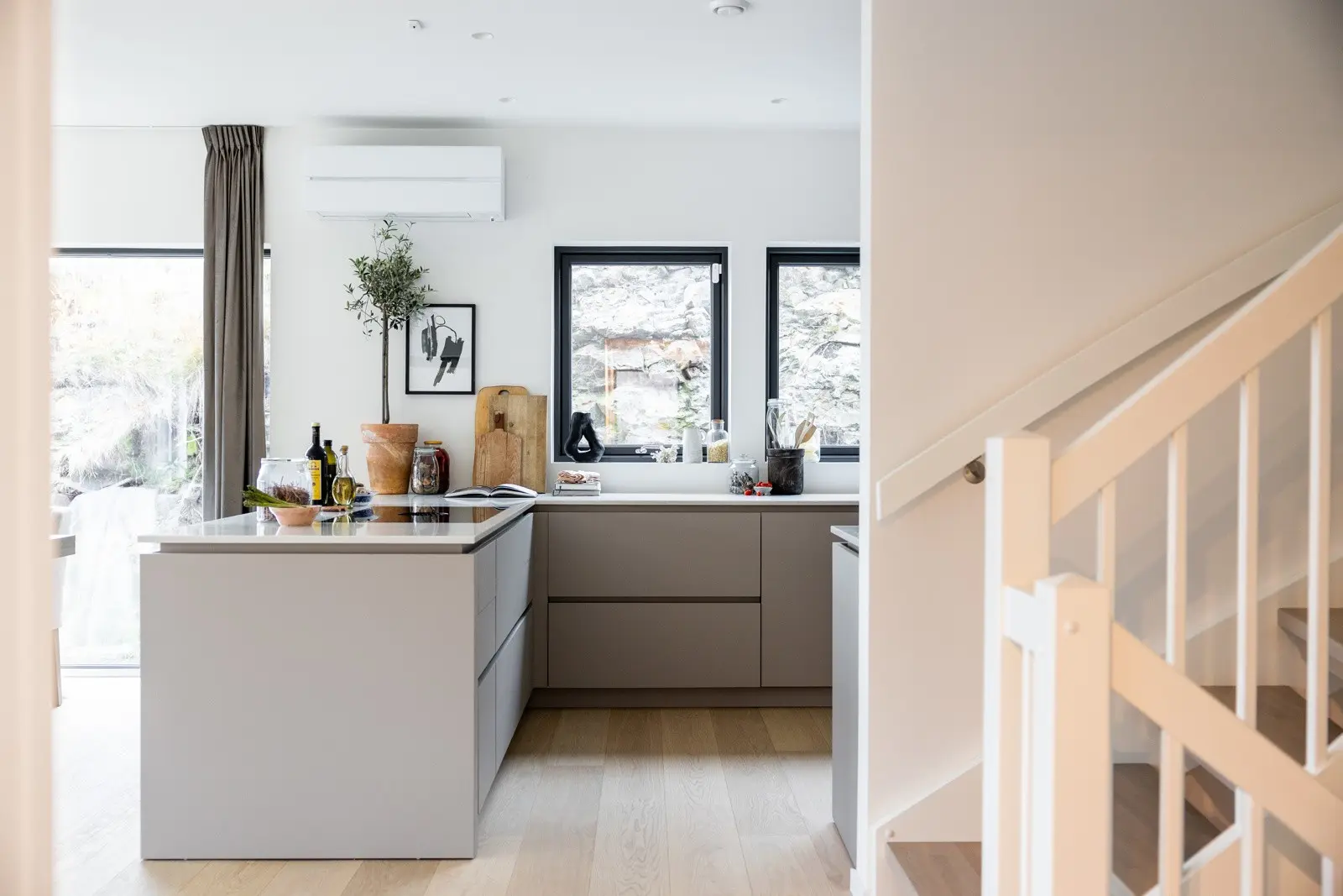 Greige kjøkken med ren minimalisme - Bilde 2