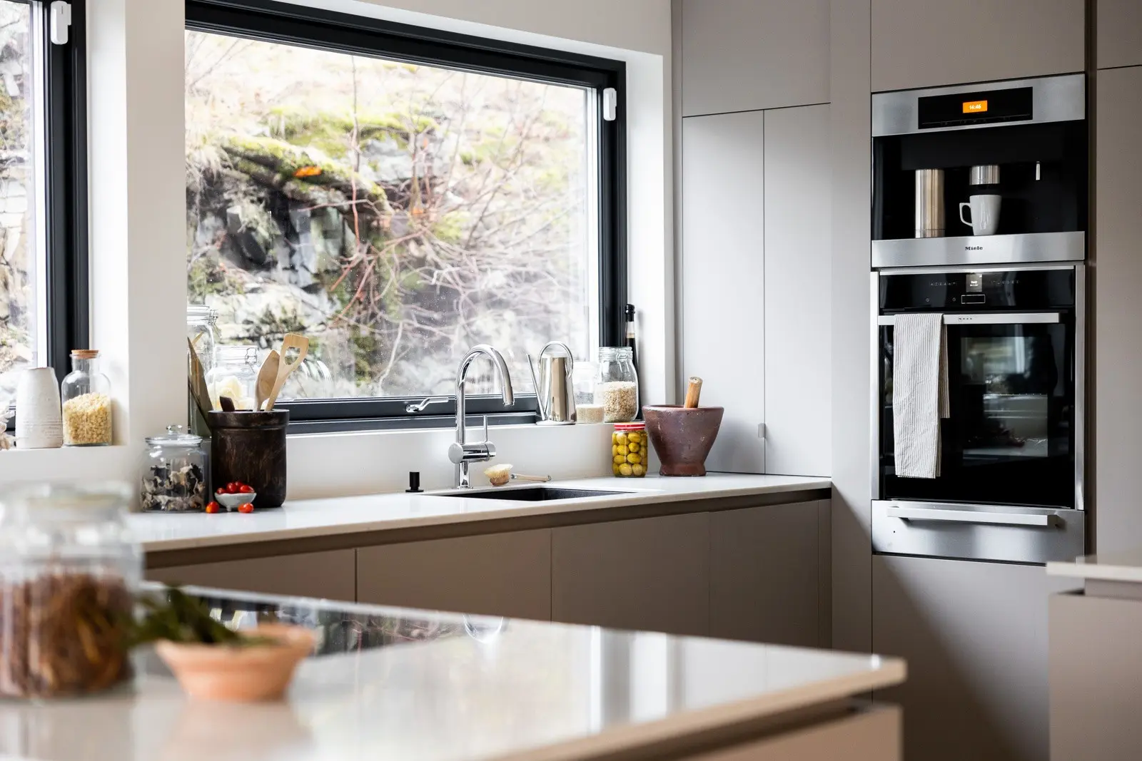 Greige kjøkken med ren minimalisme