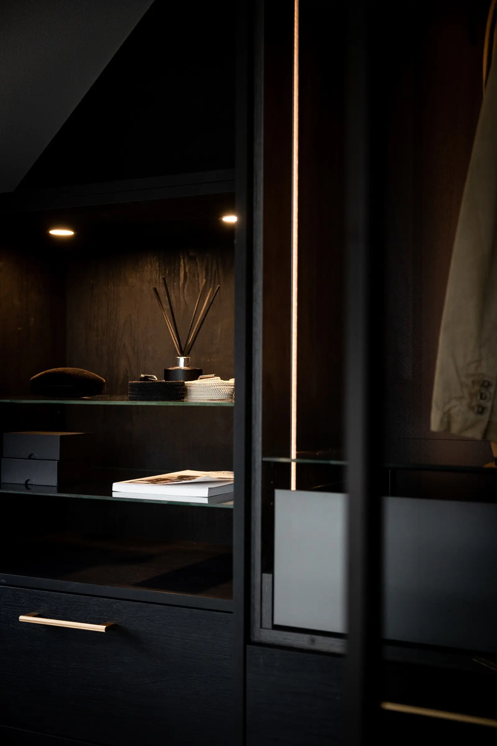 Mørk garderobeløsning med messingdetaljer