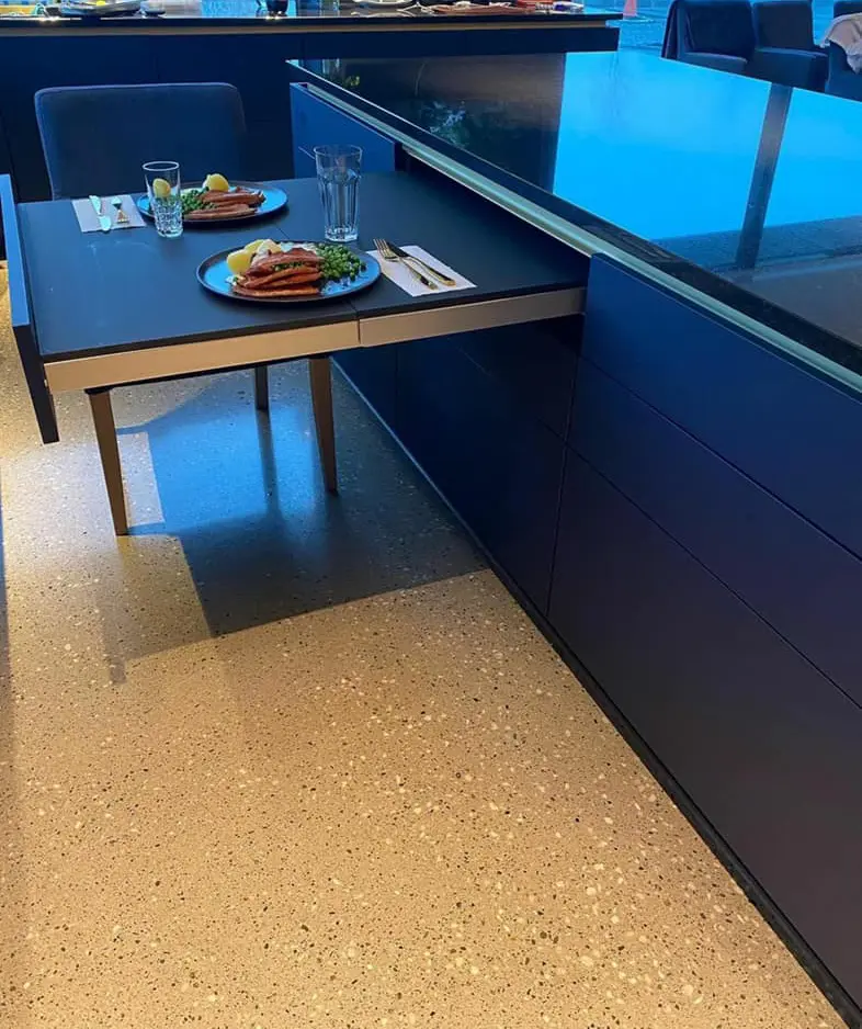 Kjøkken med integrert spiseplass - Bilde 2